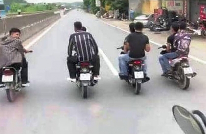 Nghị định 168 - Lỗi trừ 10 điểm GPLX: Điều khiển xe máy chạy dàn hàng ngang từ 03 xe trở lên gây TNGT